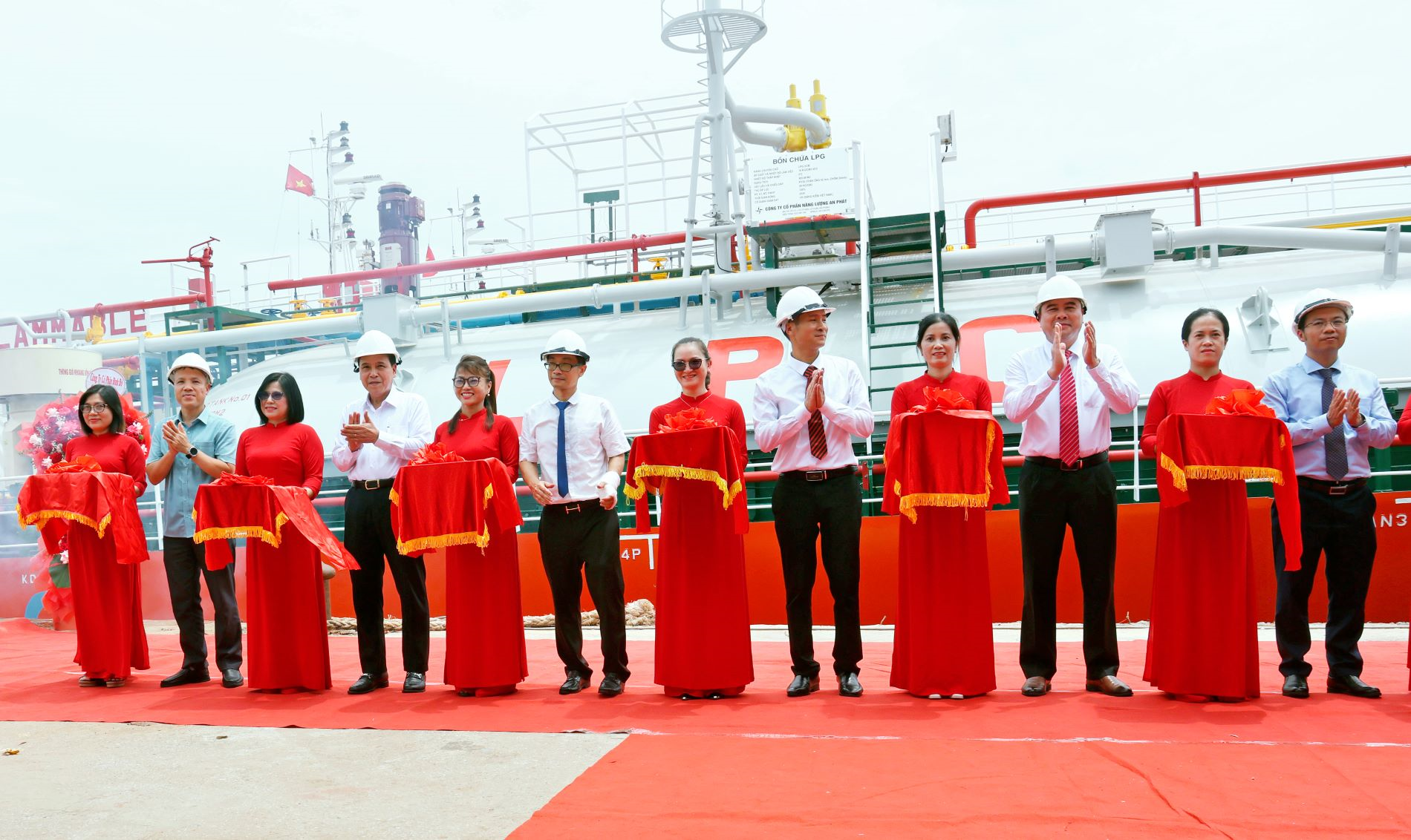 Bàn giao tàu chở khí hóa lỏng LPG 1.700m³ và tàu chở hàng tổng hợp 6.600 tấn 